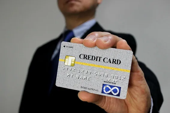 消費者金融で借入していてもクレジットカードを作るには