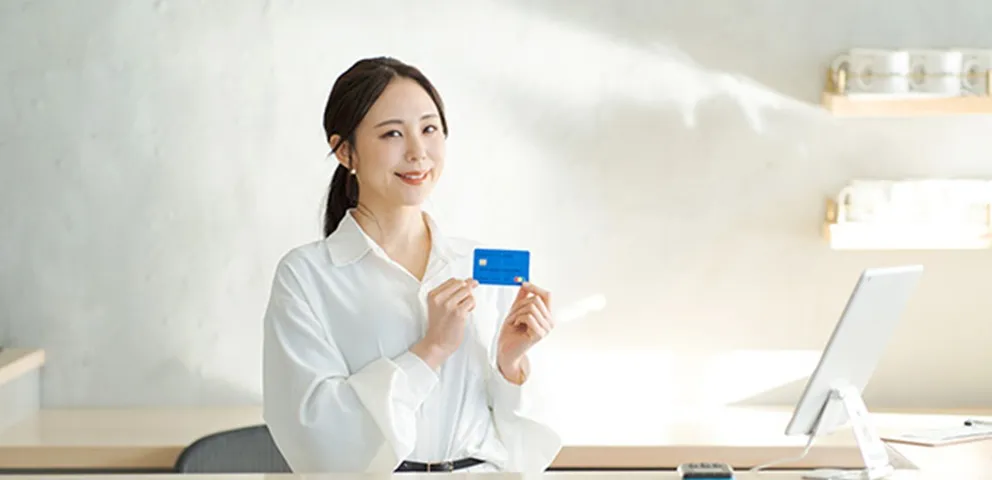 銀行と消費者金融のカードローンの違いをわかりやすく解説【メリット・デメリット・仕組】