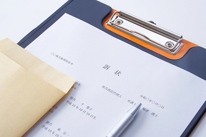 訴訟を受け強制退去となる